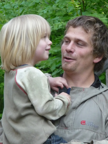 j_bartels_auf_papas_arm_fuehl_ich_mich_gut_mai2011.jpg