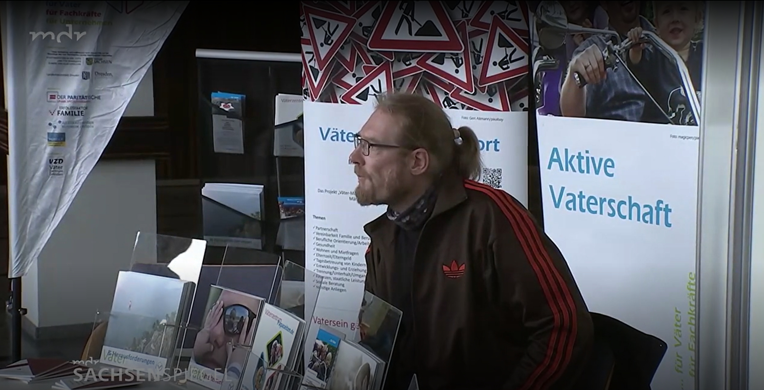 Mitarbeiter im Väterzentrum Dresden mit Broschüren und Flyern