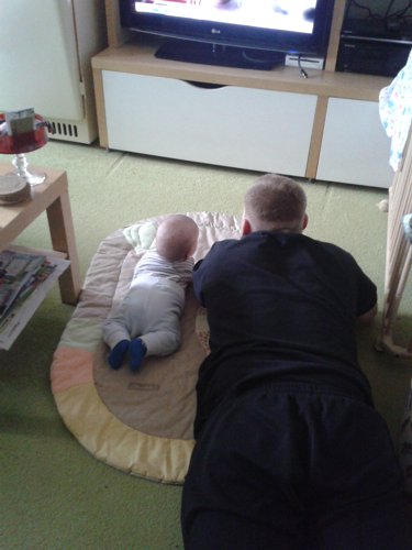 m_moretti_mit_papa_trickfilm_gucken.jpg