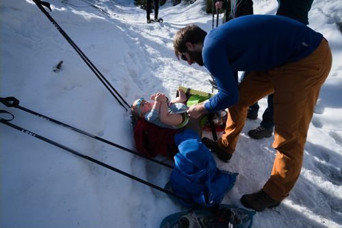 Felix Fries; Wickelpause auf Schneeschuhtour